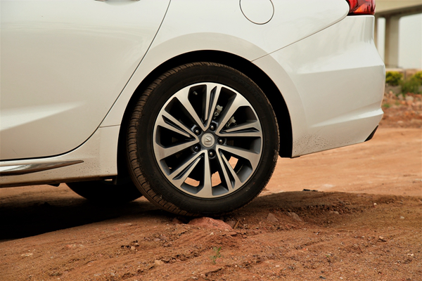 睿骋CC长测（9）：因为底盘比较高级，所以成为编辑部的“香饽饽”