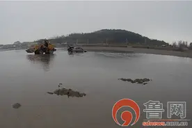 俩小伙“前车之鉴”开车陷沙滩图片