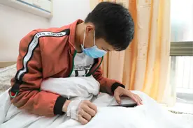 29岁男子长时间低头用手机 颈椎变形抬不起头图片