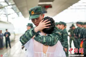 浪漫！新娘穿着婚纱迎接军人丈夫凯旋图片