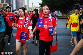 GAI牵手爱妻披重庆斯威围巾 携说唱团体GOSH观战中超图片
