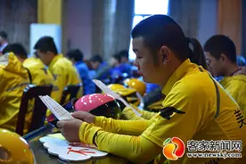 女交警当众念情书“示爱”外卖小哥图片