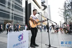 成都：“五一”首批街头艺人“持证上岗”图片