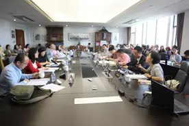 “后真相”时代的新闻生产与公共舆论：情感与真相的角逐图片