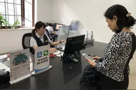 成都办出入境证件“只跑一次”  紧急办证5个工作日可搞定图片