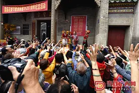 “花婆”送福——南宁蒲庙庆开圩287周年图片