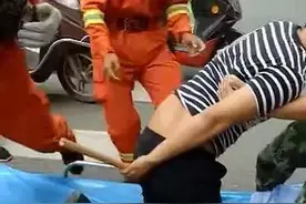 男子从桥上跳下被竹子插进屁股 消防锯竹救人图片
