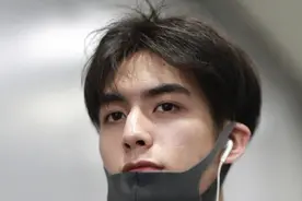 宋威龙五官底子棒 素颜皮肤差脸上红疹痘坑多图片