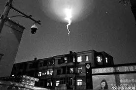 天空疑似“UFO”系“航迹夜光云”图片