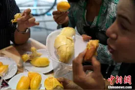 泰国水果自助餐现场 榴莲想吃多少吃多少图片