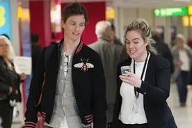 亮了！小雀斑被路人强行搭讪 向摄影师眼神求助图片