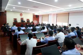 武汉公安模拟法庭上演真实庭审，400余名公安民警旁听图片