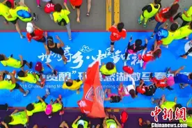 “世界寿乡”湖北钟祥环莫愁湖微马春季赛举行图片