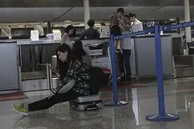 民航华东管理局：爆燃事件后民航局优先放行浦东机场航班图片