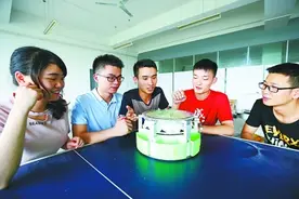 5名大二学生发明硬币分类机 一分钟能清理500枚硬币图片