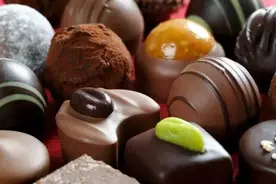 鹤壁一女子用巧克力清除油性签字笔的笔迹，真的假的？图片