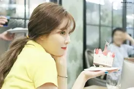 今日泫雅ins无更新，看生日饭拍图片吧图片