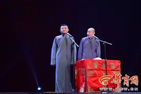 苗阜王声回陕演出 义父师胜杰登台助兴图片