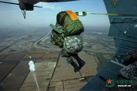 空中绽放！特战分队直升机低空跳伞训练图片