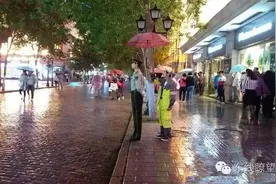 大爷，您的伞不仅挡了雨，也暖了军人的心！图片