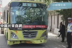 下班后搭公交回家，一个女孩突然塞一张纸条给我，我打开看瞬间懵了