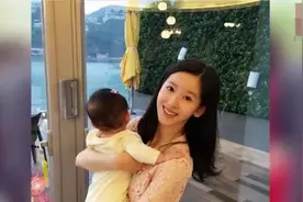 43岁刘强东和23岁奶茶妹妹素颜照，原来他每天面对这样的女人
