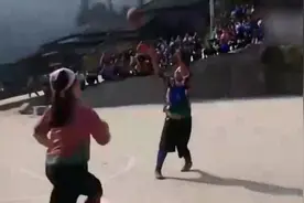 少数民族妇女打篮球 裁判无视各种犯规动作 这还叫篮球吗视频封面