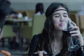 孕妇约小情侣吃饭又是喝酒又是吃辣的，真不负责任把两人都看傻了视频封面