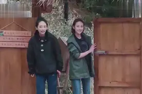 彭昱畅带来两位朋友，见到黄磊赶紧握手叫师傅！