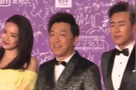 舒淇黄色抹胸裙二次走红毯 黄渤王宝强左右护驾视频封面