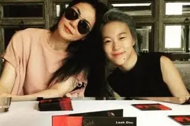 网友忍痛分享窦靖童唱王菲歌照片 撩妹指数满分！图片