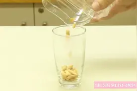 炒花生红衣很难去怎么办，用这招轻松去除花生红衣，吃起来超爽！视频封面