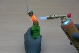 小伙把啤酒瓶加热后，用手轻轻一掰就掰出了自己想要的造型！视频封面