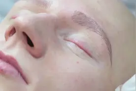 实拍男子纹眉过程，一刀刀划上去，果然帅了不少