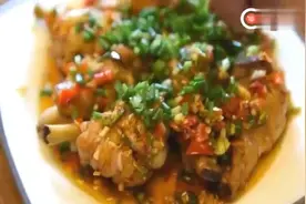 教你做一道麻辣鲜香的剁椒鸡翅根，色香味俱全，辣的过瘾