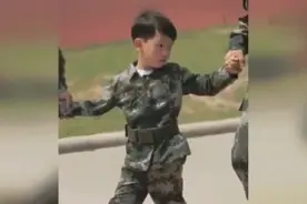 8岁儿子王子豪跟爸爸王宝强生活后，生活像开了挂一样！视频封面