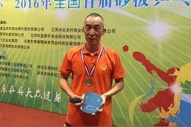梁红安誓言冲击砂板乒乓世界冠军图片