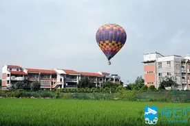 最美毕业礼物：屏东一学校毕业生搭乘热气球升空俯瞰校园图片