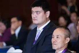 姚明、王石和美国副总统在一起图片