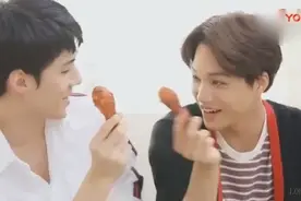 EXO成员们代言炸鸡广告，广告拍完了，道具鸡腿也被吃完了视频封面