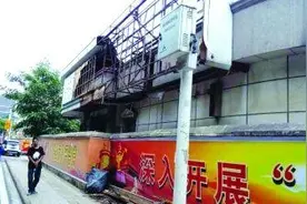 广告招牌擦身而过 女士吓昏倒地图片
