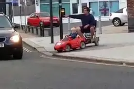 英国男童开玩具车载老爸回家：画面好有爱图片