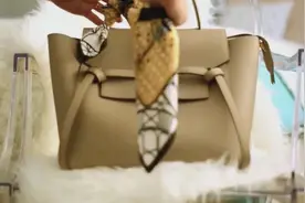 手提包丝巾系法 时尚达人教你用丝巾给手提包系花各式各样厉害了