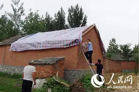 濉溪：独居老人屋顶漏雨 民警登门帮忙修缮图片