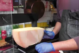 原产地吃美味的瑞士芝士！现烤没有什么比芝士再好吃的了！视频封面