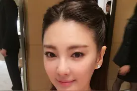 张雨琦骑摩托去领奖：机车裙也这么显身材图片