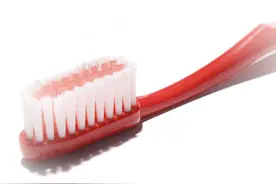 熊孩子用蜡笔在门板墙壁上乱画，一支旧牙刷就能解决你的烦恼图片