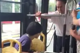 女生来例假公交上未让座，被老人骂畜生不如！视频封面