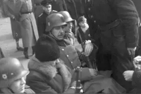 老照片：在波兰古都行动的纳粹警察图片