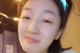 周冬雨自拍磨皮小眼耸肩地包天，网友：你的胸呢？先把衣服穿好图片